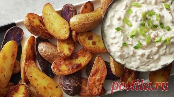 👌 Аппетитная запечённая картошка с луковым соусом, рецепты с фото Сегодня мы приготовим удивительно вкусную картошку в духовке, используя только самые простые и привычные продукты. Кроме того, мы подадим луковый соус на основе сметаны и майонеза,...