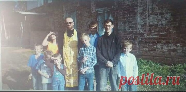 Папе восьми детей срочно нужна помощь

В бедственном положении оказался отец, в одиночку воспитывающий восьмерых детей. Власти Печоры, где проживала семья, выделила им квартиру в нескольких десятках километров от города, где нет ни школы, ни транспортного сообщения с городом (до ближайшей ж/д станции 5 км).
Показать полностью…