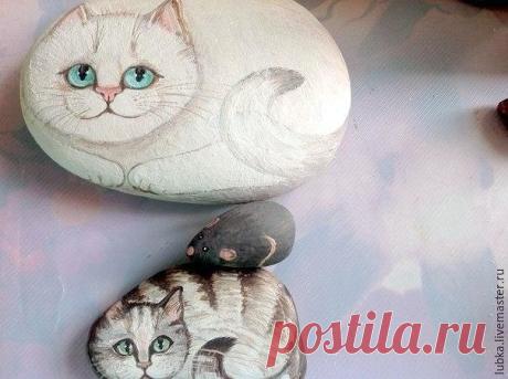 Котики на камушках