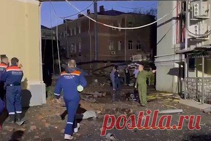 Место падения обломков украинской ракеты в Таганроге показали на видео. Следственный комитет России (СК РФ) показал видео с места падения обломков украинской ракеты в Таганроге. Отмечается, что на данный момент следователи работают на месте происшествия. О ракетном ударе по Таганрогу 28 июля заявили в Минобороны России, сообщив, что системы ПВО перехватили ракету комплекса С-200.