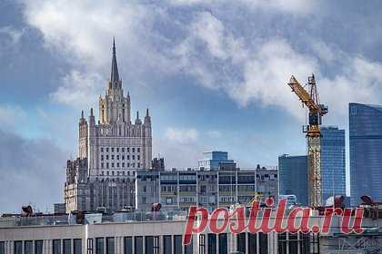 Россия обвинила НАТО в бесконтрольной раздаче цифрового оружия через Украину. Замглавы МИД России Олег Сыромолотов обвинил НАТО в бесконтрольной раздаче цифрового оружия через Украину. Он предупредил, что это чревато непредсказуемыми последствиями для всего мира. «Угрозы, которые представляет Украина в информационном пространстве, носят универсальный характер», — сказал дипломат.