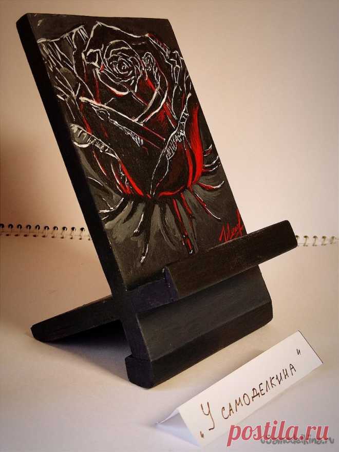 Расписная подставка для телефона из фанеры Приветствую всех самоделкиных. Сегодня, хочу продемонстрировать вашему вниманию процесс изготовления расписной подставки для телефона. Мы живём в двадцать первом веке, в ту эпоху, когда многое зависит от информации. Широкое распространение получили мобильные телефоны, которые на данный момент есть