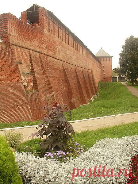 Стена коломенского кремля

В 1525—1531 годах был сооружён мощный каменный кремль, после чего стратегическое значение Коломны возросло (до этого город обладал лишь непрочными деревянными укреплениями). Кроме строительства каменных стен, на территории кремля были размещены гуляй-башни, которые встраивались в стену в случае её разрушения.