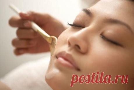 Китайская маска красоты из меда крахмала и соли, которая питает, выравнивает тон кожи, заметно уменьшает проявления пигментных пятен.

Ингредиенты:

— 1 чайная ложка меда (желательно, жидкого)
— 1 чайная ложка крахмала
— 1 чайная ложка соли

Мед и крахмал смешать до однородного беловатого цвета. Добавить чайную ложку измельченной морской соли (ее можно заменить обыкновенной йодированной солью). Вымешиваем.

Если кожа сверхчувствительная или очень сухая, то в маску добавляе...
