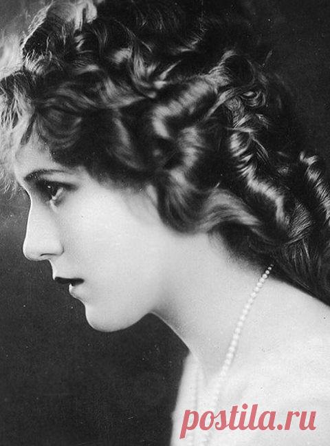 Musetouch Visual Arts Magazine
"You may have a fresh start any moment you choose, for this thing that we call 'failure' is not the falling down, but the staying down." Mary Pickford