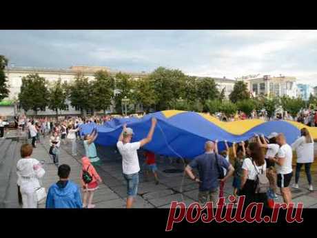 Найбільший прапор України піднімали 24 серпня в небі міста Рівне за допомогою дрона гігантських розмірів. Синьо-жовтий стяг розміром 12 на 18 метрів, загальною площею 216 м2. – це прапор, підняття котрого стало світовим рекордом, адже це перший прапор такого розміру, який дронами підняли в небо взагалі.