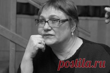 Названа возможная причина смерти Нины Руслановой. Народная артистка России Нина Русланова перед смертью десять дней провела в больнице, куда ее госпитализировали с коронавирусом. По данным источников, актриса сначала не хотела и отказывалась ехать в клинику, а потом ее увезли с пневмонией и нарушением сердечного ритма.