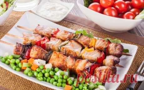 Как приготовить сочный армянский шашлык у себя на даче так, что пальчики оближешь Когда еще можно приготовить и поесть вкуснейшего шашлыка, как не в летнюю пору? Погода способствует, ситуация – тоже. Самое время задуматься над тем, чтобы выбраться на природу в какое-нибудь уедин…