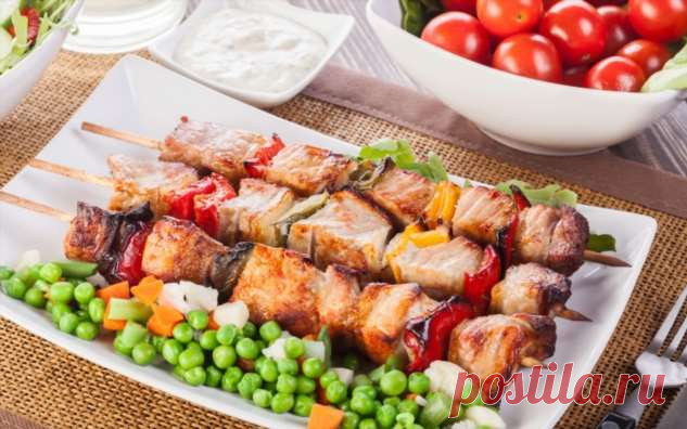 Как приготовить сочный армянский шашлык у себя на даче так, что пальчики оближешь Когда еще можно приготовить и поесть вкуснейшего шашлыка, как не в летнюю пору? Погода способствует, ситуация – тоже. Самое время задуматься над тем, чтобы выбраться на природу в какое-нибудь уедин…