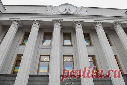 На Украине назвали главный признак отсутствия у России намерений о вторжении. Политолог Александр Лазарев заявил, что определить, что раздутая тема о планах России вторгнуться на Украину является вымыслом очень легко — для этого достаточно посмотреть, как ведут себя депутаты пропрезидентской партии «Слуга народа». В случае реальной угрозы они бежали бы из страны первыми, уверен эксперт.