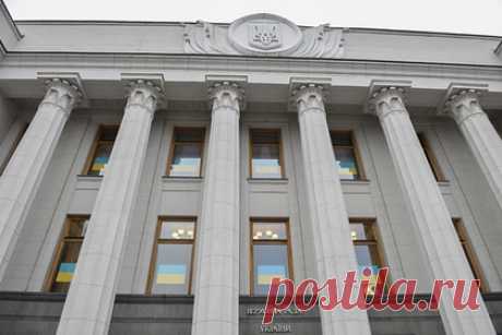 На Украине назвали главный признак отсутствия у России намерений о вторжении. Политолог Александр Лазарев заявил, что определить, что раздутая тема о планах России вторгнуться на Украину является вымыслом очень легко — для этого достаточно посмотреть, как ведут себя депутаты пропрезидентской партии «Слуга народа». В случае реальной угрозы они бежали бы из страны первыми, уверен эксперт.