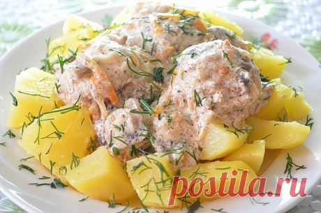 Легкие тефтели с начинкой и вкусным соусом 

Ингредиенты: 

- Грудка куриная (индейки) - 900гр. 
- Гречневая крупа - 120 гр. (сухой)
 - Лук репчатый - 2 шт. (маленькие) 
- Чеснок - 3шт. (зубчика) 
- Зелень укропа или петрушки - в фарш и в соус. 
- Сыр плавленый (типа "карат","янтарь") - 2 шт. 
- Сметана 10%- 120 гр. 
- Яйцо - 1 шт.
 - Сливки - 20% - 50 мл. 
- Соль,перец - по вкусу
 - Масло растительное - для смазывания формы.

Приготовление:
 Итак....отделяем грудку от кос...