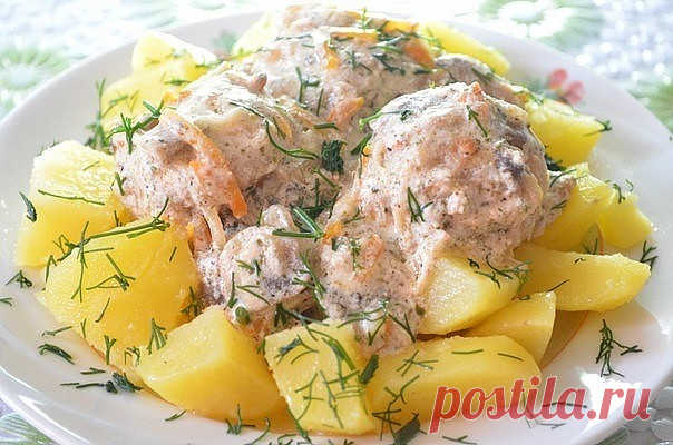 Легкие тефтели с начинкой и вкусным соусом 

Ингредиенты: 

- Грудка куриная (индейки) - 900гр. 
- Гречневая крупа - 120 гр. (сухой)
 - Лук репчатый - 2 шт. (маленькие) 
- Чеснок - 3шт. (зубчика) 
- Зелень укропа или петрушки - в фарш и в соус. 
- Сыр плавленый (типа 