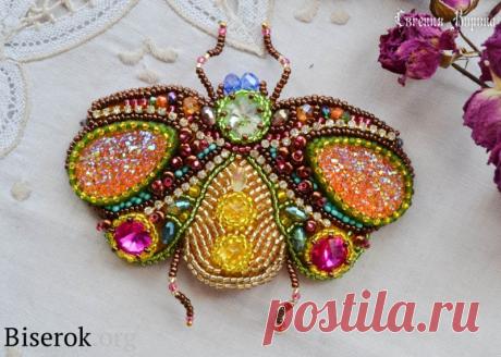 Брошка в виде жука из бисера