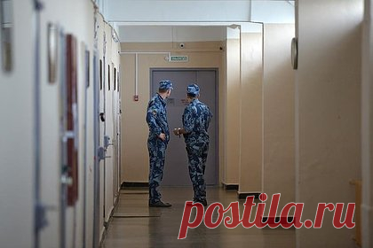 Блиновской разрешили воспользоваться салоном красоты и спортзалом в СИЗО. Блогер Елена Блиновская может ходить в салон красоты в московском СИЗО-6. По словам Марии Ботовой, в СИЗО «Печатники» можно делать маникюр, педикюр, стрижки и прочие процедуры для красоты. За такие услуги нужно заплатить. За дополнительную плату можно также пользоваться спортивным залом.