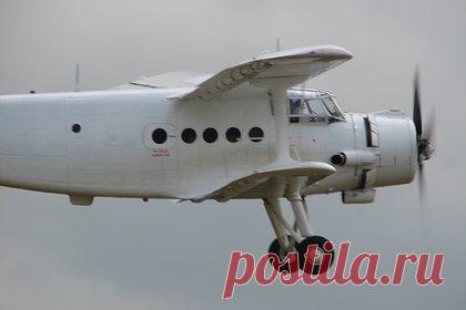 Самолет с пассажирами упал в российском регионе из-за обледенения. В Ненецком автономном округе из-за обледенения упал легкий биплан Ан-2. Об этом сообщает МЧС в своем Telegram-канале. Уточняется, что при крушении погибли два человека. На борту находились десять пассажиров и два члена экипажа. Авария произошла в десяти километрах от поселка Каратайка.