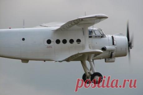 Самолет с пассажирами упал в российском регионе из-за обледенения. В Ненецком автономном округе из-за обледенения упал легкий биплан Ан-2. Об этом сообщает МЧС в своем Telegram-канале. Уточняется, что при крушении погибли два человека. На борту находились десять пассажиров и два члена экипажа. Авария произошла в десяти километрах от поселка Каратайка.