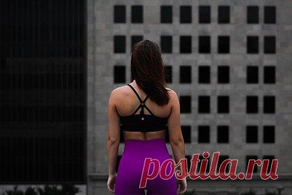 Фитнес-тренер посоветовала простой комплекс упражнений для здоровой спины. Фитнес-тренер Анастасия Петрова рассказала о комплексе упражнений для здоровой спины. Специалист предложила выполнить имитацию стрельбы из лука — вытянуть руки вперед, затем согнуть правую руку и увести локоть за спину, будто натягивая тетиву лука, при этом подтягивая правую лопатку к позвоночнику.