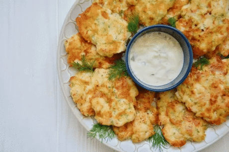 Восхитительные рубленые куриные котлетки с сыром
Необычный способ приготовить куриную грудку, который реально работает. Котлетки получаются нежнейшие, в то же время с хрустящей корочкой и тянущимся сыром внутри. Добавьте ваш любимый соус, по желанию —
гарнир и наслаждайтесь!
Надо взять:
 Куриное филе — 2–3 шт.
 Яйцо — 2 шт.
 Майонез — 70 г
 Мука — 40 г
 Моцарелла — 150 г
 Укроп — 1½ ч. л.
 Соль — ½ ч. л.
 Черный молотый перец — ⅛ ч. л.
 Оливковое масло — 2 ст. л.
Приготовление:
1. Нарежьте ку