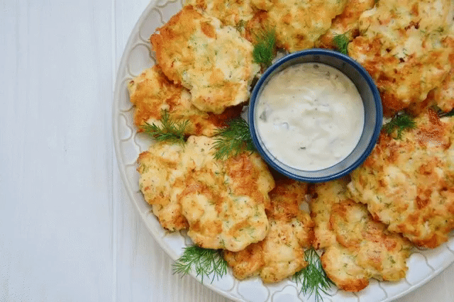 Восхитительные рубленые куриные котлетки с сыром
Необычный способ приготовить куриную грудку, который реально работает. Котлетки получаются нежнейшие, в то же время с хрустящей корочкой и тянущимся сыром внутри. Добавьте ваш любимый соус, по желанию —
гарнир и наслаждайтесь!
Надо взять:
 Куриное филе — 2–3 шт.
 Яйцо — 2 шт.
 Майонез — 70 г
 Мука — 40 г
 Моцарелла — 150 г
 Укроп — 1½ ч. л.
 Соль — ½ ч. л.
 Черный молотый перец — ⅛ ч. л.
 Оливковое масло — 2 ст. л.
Приготовление:
1. Нарежьте ку