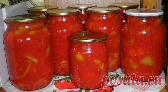 Кабачковое лечо с чесноком
Для приготовления понадобится:• кабачки - 2 кг.;• сладкий перец - 1 кг.;• чеснок - 15 зубчиков;• растительное масло - 100 мл.;• томатная паста - 400 гр.;• чёрный перец - 5 горошин;• лавровый лист - 5 шт.;• 9%-й уксус - 2 ч.л.;• сахар - 100 гр.;• соль - 1ст. ложка
Приготовление:1. Кабачки чистим от кожицы и семян, нарезаем кубиками. Сладкий перец моем, удаляем семена, нарезаем соломкой.2. Соединяем в кастрюле кабачки и перец. Добавляем соль, сахар, растительное масло, т