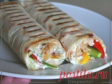 ОЧЕНЬ ВКУСНАЯ ДОМАШНЯЯ ШАУРМА
Быстрая и простая в приготовлении!
Ингредиенты:
- тонкий армянский лаваш (можно заменить на питу)
- мясная составляющая
- молодая капуста
- красный салатный лук
- молодые свежие огурчики
- помидоры
- жёлтый болгарский перец
- петрушка
- хорошая сметана
- белый винный уксус
- чеснок
- соль, сахар, перец + любые специи по вкусу
- растительное масло
Сначала приготовить соус, чтобы он постоял какое-то время и хорошо соединились все вкусы.
Для этог...