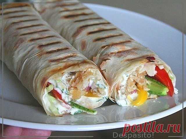 ОЧЕНЬ ВКУСНАЯ ДОМАШНЯЯ ШАУРМА
Быстрая и простая в приготовлении!
Ингредиенты:
- тонкий армянский лаваш (можно заменить на питу)
- мясная составляющая
- молодая капуста
- красный салатный лук
- молодые свежие огурчики
- помидоры
- жёлтый болгарский перец
- петрушка
- хорошая сметана
- белый винный уксус
- чеснок
- соль, сахар, перец + любые специи по вкусу
- растительное масло
Сначала приготовить соус, чтобы он постоял какое-то время и хорошо соединились все вкусы.
Для этог...