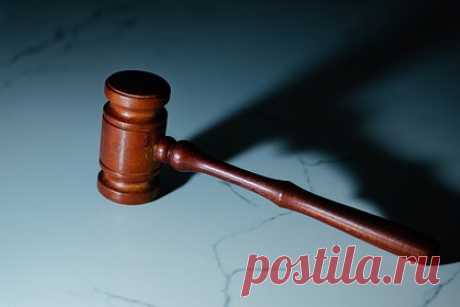 Бизнесмен изнасиловал стюардессу в пятизвездочном отеле и пошел под суд. Британский бизнесмен изнасиловал 20-летнюю стюардессу British Airways в отеле на острове Барбадос и пошел под суд. Авиакомпания направила на остров своего адвоката для помощи в деле, а также выступила со словами поддержки в адрес пострадавшей бортпроводницы. В заявлении сказано, что жертва получит необходимую помощь.