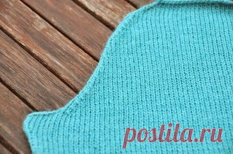 Расчет оката и проймы рукава

Вязание на спицах - Секреты мастерства спицами - Расчет оката и проймы рукава вязаного изделия. Чуть-чуть про кромочные петли и матрасный шов 

По просьбам осиночек рассказать какие нибудь свои методы, показываю, как я делаю убавления петель при формировании оката рукава и пройм. Учавствуют 4 первые и 4 последние петли на спице. Убавления делаются "елочкой": начинаем с кромочной петли, 1 лиц., 2 вместе на право, вяжем до последних 4 п., 2 вмес...