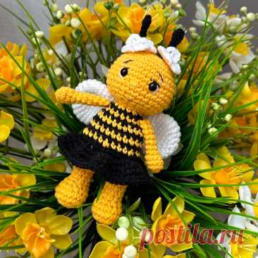 PDF Пчёлка крючком. FREE crochet pattern; Аmigurumi toy patterns. Амигуруми схемы и описания на русском. Вязаные игрушки и поделки своими руками #amimore - пчела из обычной пряжи, маленькая пчелка, пчелёнок, насекомые.