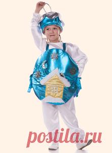 На новогоднем карнавале наибольшей популярностью пользуются образы, имеющие непосредственное отношение к празднику. Но, чтобы оказаться в центре внимания, не обязательно наряжаться очередной снежинкой или снеговиком, можно нарядиться блестящей и нарядной елочной игрушкой. А представить и защитить костюм поможет это короткое стихотворение-визитка.