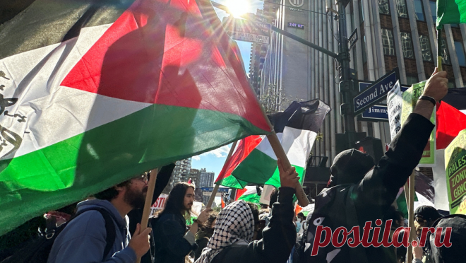 В Нью-Йорке вновь проходит акция в поддержку Палестины. В американском Нью-Йорке состоялась акция в поддержку Палестины, в ней приняли участие порядка 1000 человек. Об этом сообщает британская газета The Guardian. Согласно информации издания, демонстранты пришли с палестинскими флагами. ...