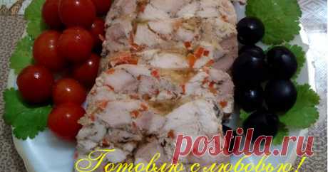 Ветчина  из куриного мяса Автор рецепта Светлана Скребнева Классный рецепт - Ветчина  из куриного мяса! Домашняя ветчина из курицы - самый простой рецепт. Мясо получается очень вкусным, а главное, никаких вредных "Е" в ней гарантированно не будет.
Ветчина готовится так быстро и просто, что, попробовав это блюдо один раз, вы уже от него не откажетесь.
А красивая сервировка сделает это блюдо привлекательным и праздничным.