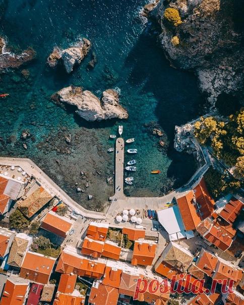 Дубровник, Хорватия Дубровник – это город на юге Хорватии на побережье Адриатического моря. Он славится своим великолепным старым городом, окруженным массивными каменными стенами XVI века. Гостей города ждут прекрасно сохранившиеся исторические постройки, такие как выдержанная в стиле барокко церковь Святого Власия, дворец Спонца в стиле ренессанс и готический дворец Ректора, где сейчас находится исторический музей. На вымощенной известняком пешеходной улице Страдун расположены многочисленные…