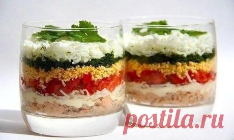 Любимая "Мимоза" на новый лад

Приготовление:
первый слой- горбуша консервированная (размять вилкой)
второй слой- натертый сыр,
третий слой- помидор нарезанный маленькими кубиками (помидор смело заменяйте на зеленое сочное яблоко)
четвертый слой- натертые вареные желтки
пятый слой- зелень мелко нарезанная
шестой слой- яичные белки

Все слои промазываем майонезом, даем настояться и на стол.
Приятного аппетита!