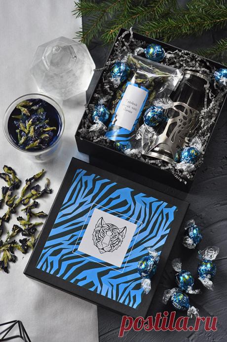 Тигр - Фабрика №5 Цена от 100 шт. Комплектация: Конфеты Lind c соленой карамелью Френч-пресс - 350 мл Чай Анчан - 20г Упаковка: крафт-коробка Наполнитель: дизайнерская бумага Размер: 185х185х90мм Вес: 610г Минимальный тираж – 25 шт. Срок изготовления – 2 недели.