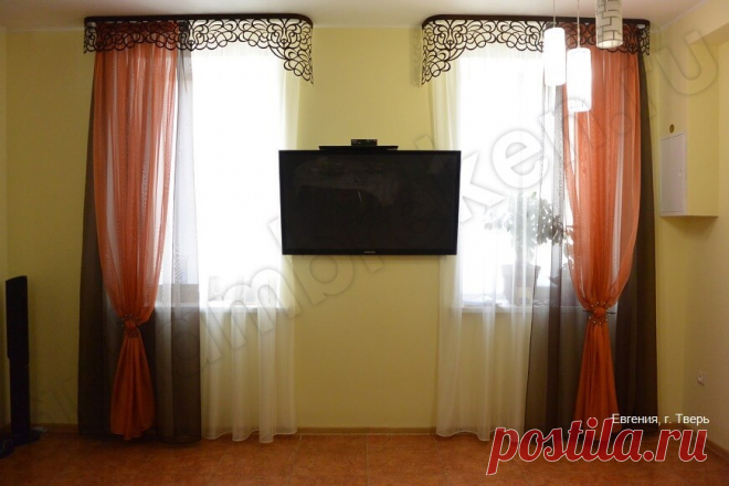Ламбрекен на 2 маленьких окна в зале, фото интерьера