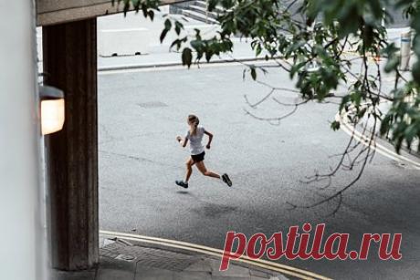 Тренер назвал способ увеличить скорость бега без вреда для здоровья. Ультрамарафонец Александр Элконин посоветовал выполнять специальные беговые упражнения и силовые тренировки, чтобы увеличить скорость бега без вреда для здоровья. Он также порекомендовал интервальные тренировки и прыжковые упражнения, чтобы развивать способность мышц переключаться между сокращением и расслаблением.