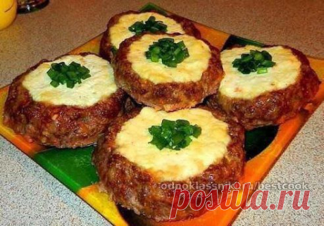 Мясные &quot;ватрушки&quot; - быстрый ужин
Ингредиенты:
-Фарш – 500 грамм;
-Сыр плавленый ( Хохланд «Сливочный» брикет) – 150 грамм;
-Творог – 300 грамм;
-Сыр твердый тертый -100 грамм;
-Яйцо куриное -1 шт.
-Специи – соль, перец, сухой чеснок
В мясной фарш добавляем тертый сыр, специи и 1 сырое куриное яйцо. Творог смешиваем с плавленым сыром. Делаем из фарша гнезда и наполняем их творожной начинкой. Запекаем при 180 градусах 40 минут. Сверху присыпаем зеленым луком или зеленью.
•••