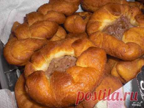 говядина — 350 Грамм (для фарша)
свинина — 150 Грамм (для фарша)
лук репчатый — 400-500 Грамм (для фарша)
соль, перец, специи — 1 По вкусу (для фарша)
молоко, кефир — 0,5 Литра (для теста)
сметана — 2 Ст. ложки (для теста)
яйцо — 1 Штука (для теста)
дрожжи сухие — 5-7 Грамм (для теста)
вода, молоко — 20-30 Грамм (для разведения дрожжей, подогреть)
соль — 1 Чайная ложка (для теста)
сахар — 2 Ст. ложки (для теста)
мука — 3-4 Стаканов