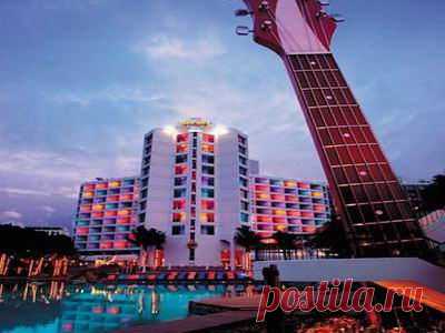 А знаете ли Вы, что …на острове Бали в Индонезии располагается Хард-Рок-Отель, 4-звездочный с комфортабельными номерами и бассейном. На его территории есть хард-рок-кафе (считается, что это место является местом «тусовки» крупнейших поклонников рок-музыки). Второй Hard Rock Hotel расположен в 40 км от аэропорта Утапао (Вьетнам), в центральной части Патайя. Посетить бы:)