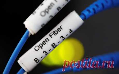 Reuters узнал о планах КНР проложить интернет-кабель из Азии в Европу. Проект Китая под названием EMA должен соединить оптоволоконным кабелем Гонконг с Францией через Ближний Восток. Этот план — конкурент американского SeaMeWe-6, который пойдет по почти идентичному маршруту