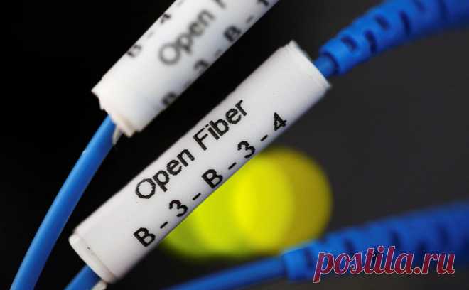 Reuters узнал о планах КНР проложить интернет-кабель из Азии в Европу. Проект Китая под названием EMA должен соединить оптоволоконным кабелем Гонконг с Францией через Ближний Восток. Этот план — конкурент американского SeaMeWe-6, который пойдет по почти идентичному маршруту