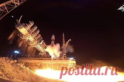 Появились кадры запуска ракеты с военным спутником с космодрома Плесецк. Старт ракеты-носителя среднего класса «Союз-2.1б» и вывод военного спутника на орбиту, произведенные воздушно-космическими силами (ВКС) России, прошли в штатном режиме. Об этом сообщили Минобороны России, в чьих интересах был запущен космический аппарат, процесс засняли на видео.