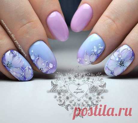 uñas degradado rosa y lila, diseño flores mano alzada