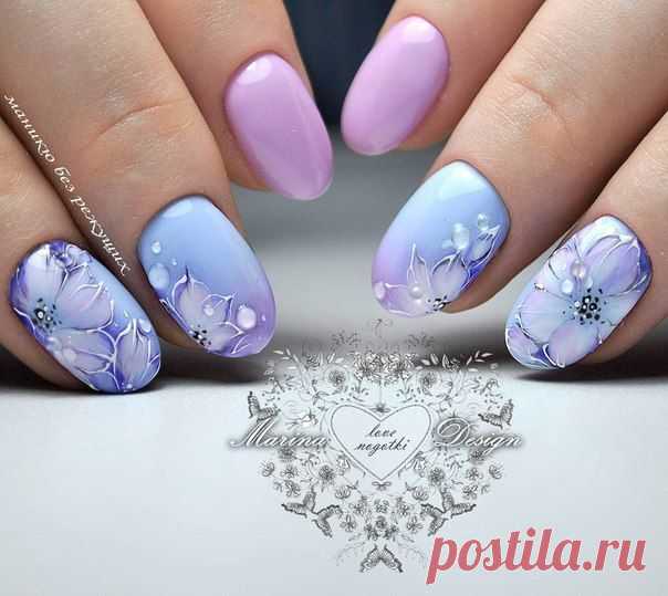 uñas degradado rosa y lila, diseño flores mano alzada