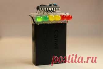 Светодиодный вольтметр для аккумуляторов фотоаппаратов Canon Автор Instructables под ником SimonRob пользуется фотоаппаратом Canon со сменными 7,2-вольтовыми аккумуляторами. Можно заряжать один аккумулятор в зарядном устройстве, а другим в это время пользоваться, потом поменять их местами. Можно заранее зарядить несколько аккумуляторов, а затем во время