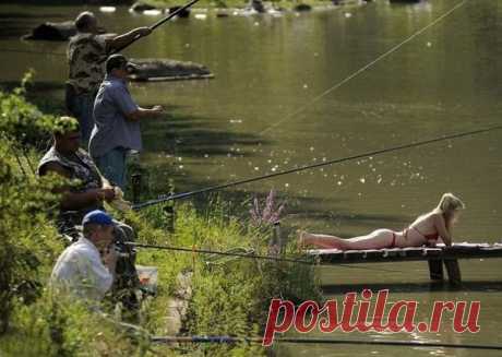 Как хочется куда-нибудь на речку. с удочкой, пивком и табличкой: Осторожно! ! Злая! , уставшая женщина! А Вам чего охота?))