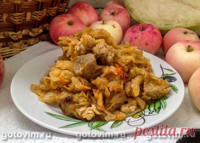 Тушеная капуста с мясом и яблоками в мультиварке. Рецепт с фото В мультиварке отлично получается капуста с мясом, и будет еще вкуснее, если к капусте, помимо лука и моркови, добавить яблоки и сладкий перец. Сначала для подготовки мяса и овощей выбирают режим жарки, и только после этого выбирают режим тушения. Примерно за 30 минут капуста с мясом и яблоками дойдет до полной готовности. По желанию можно добавить специи по вкусу - черный молотый перец и лавровый лист.
