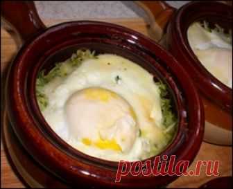 Рыба в горшочке с овощами, яйцом и сыром